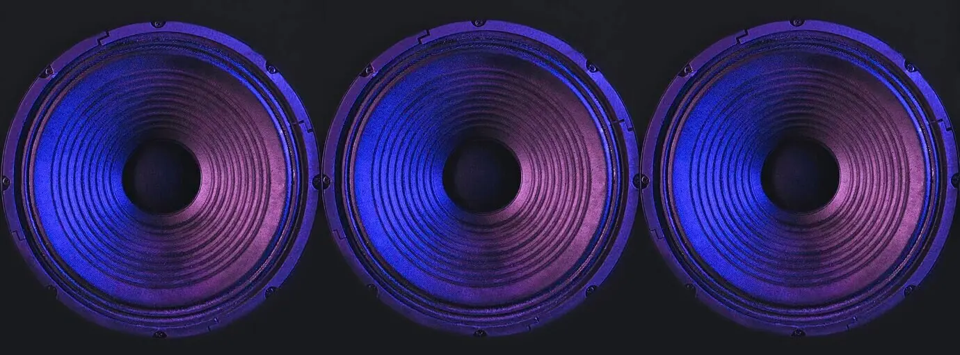 Крупный план мембраны динамика на черном фоне с цветным освещением.