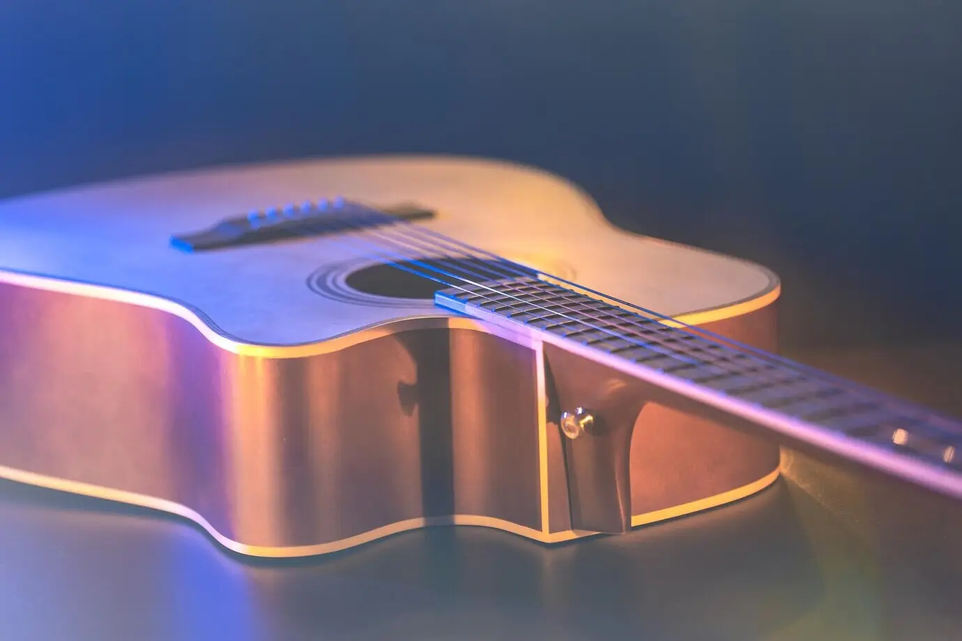 Крупный план гитары и струн с малой глубиной резкости и мягким фокусом.