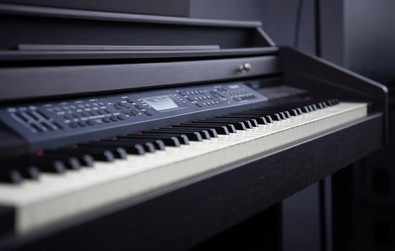 Крупный план клавиш электронного пианино.